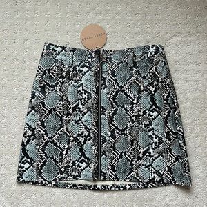 NWT VEGAN LEATHER SNAKE SKIN DOVE BLUE SKIRT - SIZE SMALL